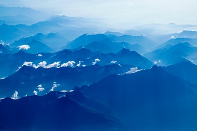 航空摄影的山在湛蓝的天空下

